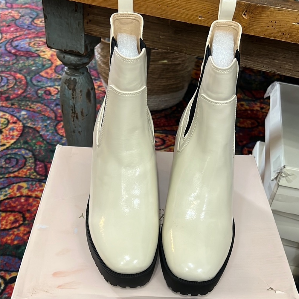 Chinese Laundry White and Black Chunky Heel Chelsea Boots - Picture 7 of 7